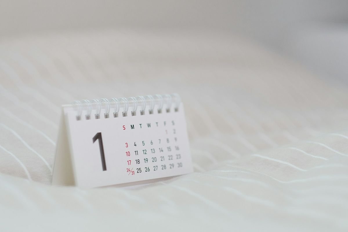 Calendario de escritorio sobre tela clara